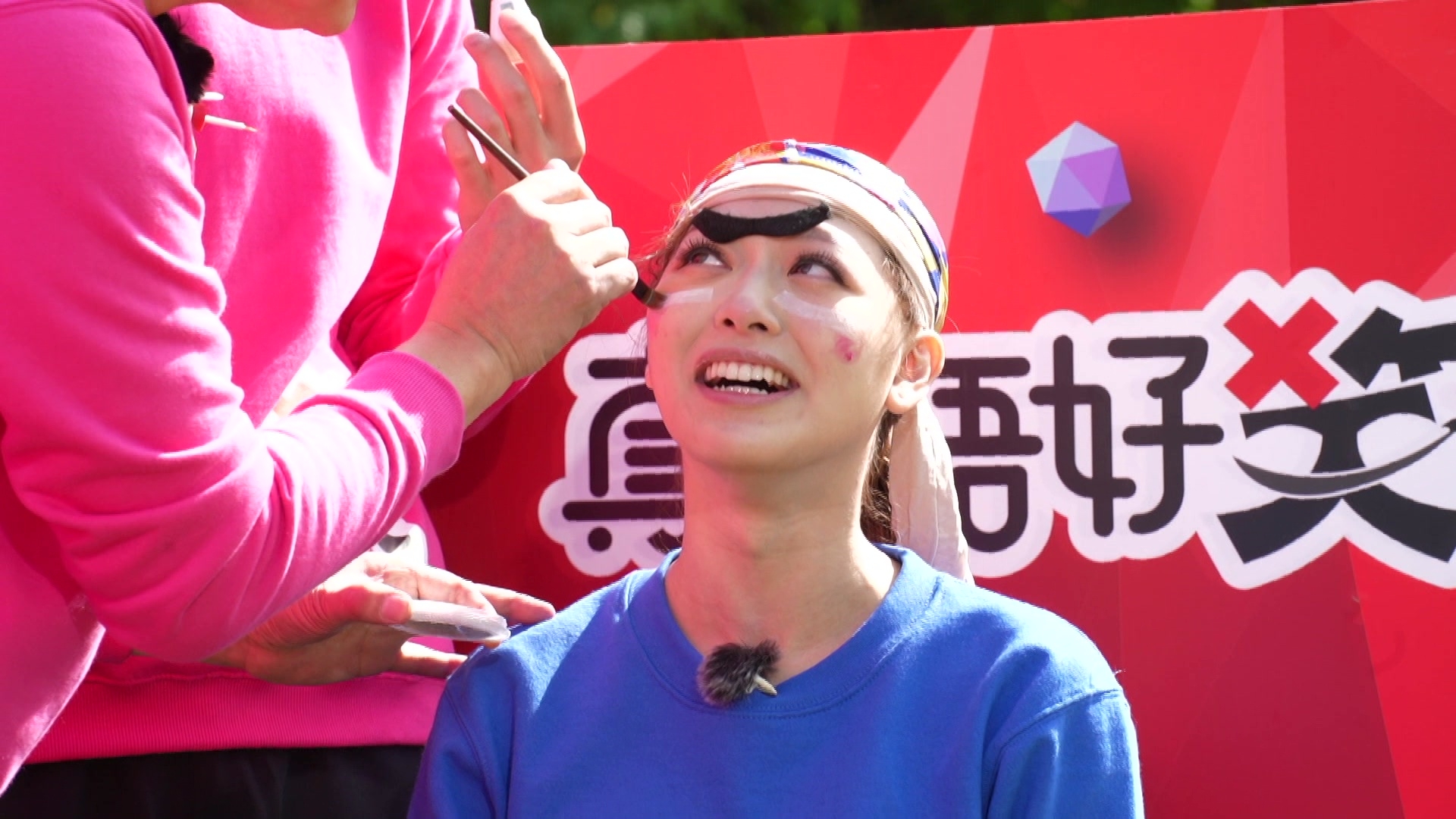 身為港姐冠軍嘅盈盈被兜頭笠絲襪、整白成塊面、黐上「曱甴腳」。