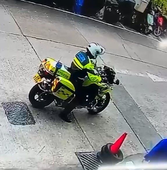 漆咸道北交通警鐵騎「開車失事」