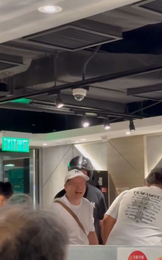 有片｜大叔爭鮮店內爆粗大鬧更掟錢辱女店員　食客狂轟「影衰香港人」