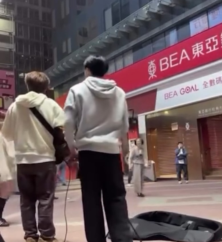 旺角Busking友遭阿伯「當眾偷錢」　主唱不滿高呼：攞返啲錢返嚟啊！