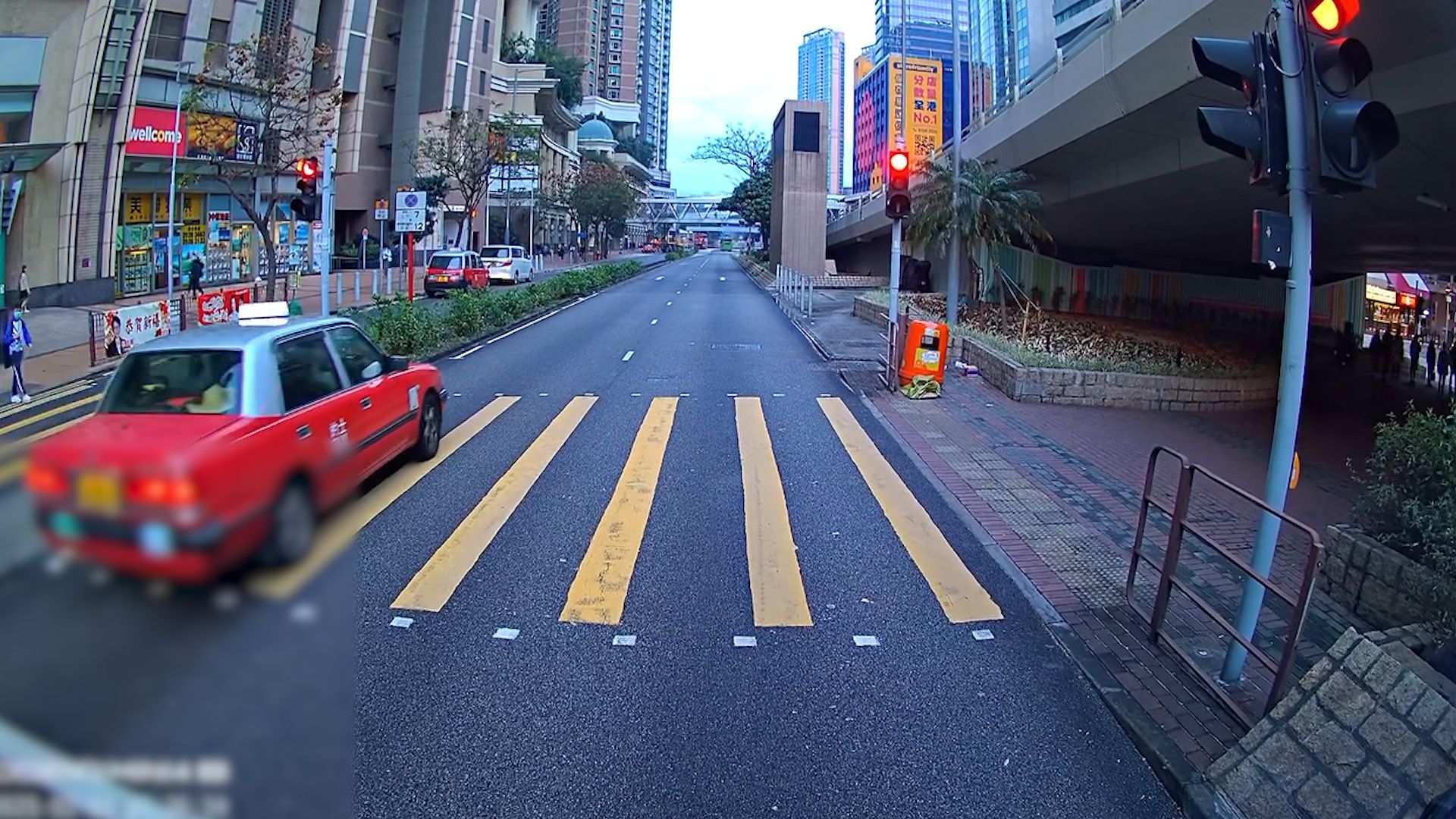 的士疑趕路不顧一切衝紅燈