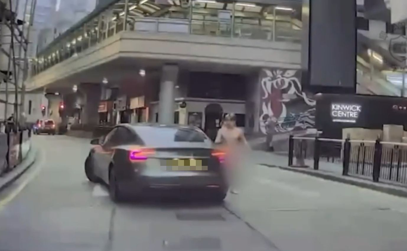 車Cam直擊｜荷里活道全裸男出沒