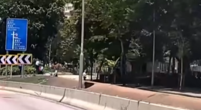 車Cam直擊｜香港仔阿SIR疑心急違規跨馬路中心石壆
