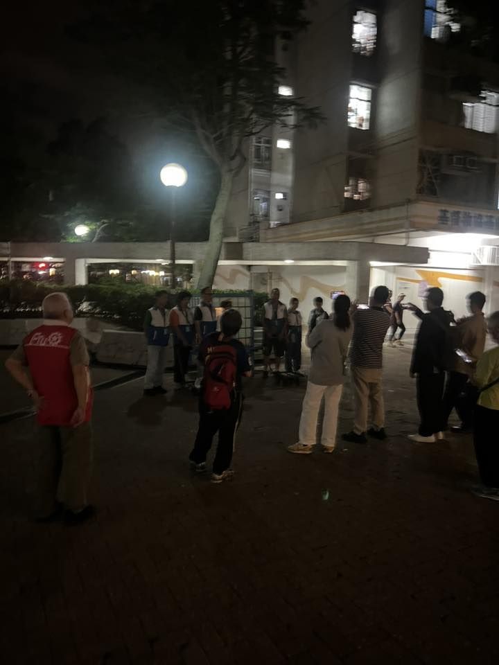 屯門公路爆水管｜多區居民昨夜落樓取水使用