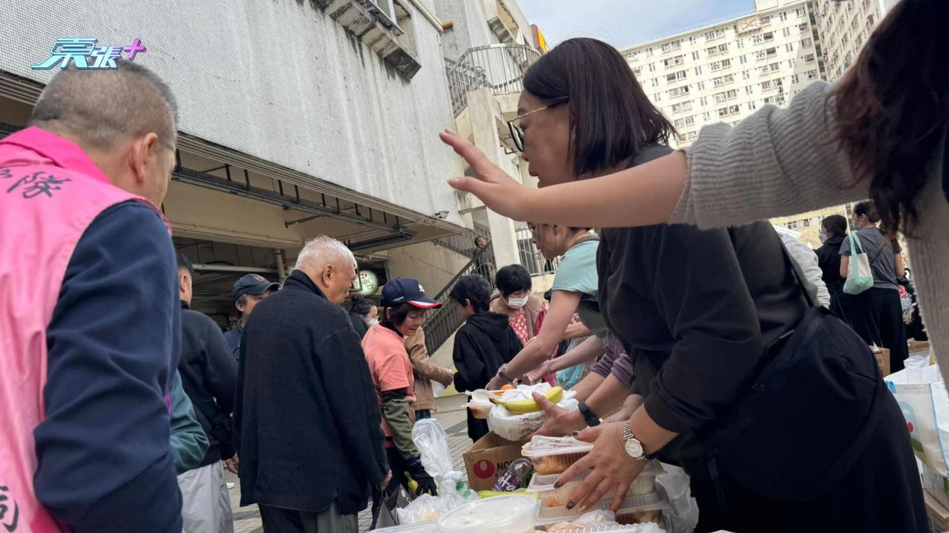 現場義工向捐贈者溫馨提示，指熟食類物資若過量容易變壞。社區愛心湧現的同時，亦展現出理性分配的一面。這場突如其來的災難，映照出社區鄰里間最質樸的溫暖。