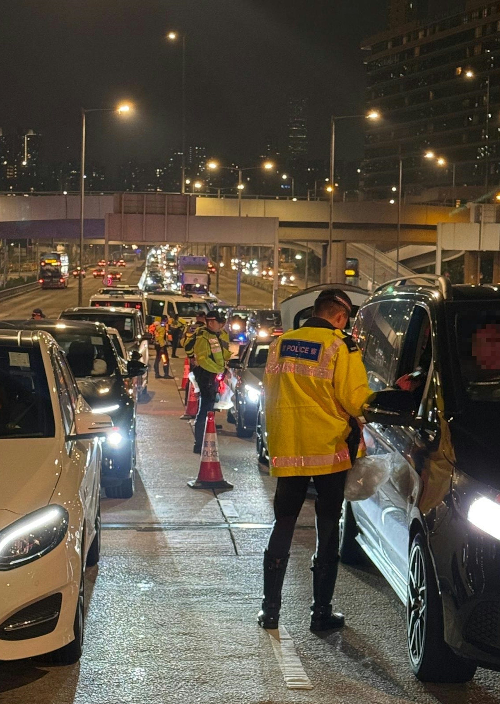 聖誕期間，警方於東九龍總區打擊危險駕駛及超速行為，拘捕五男一女，涉嫌「危險駕駛」等罪。（警方圖片）