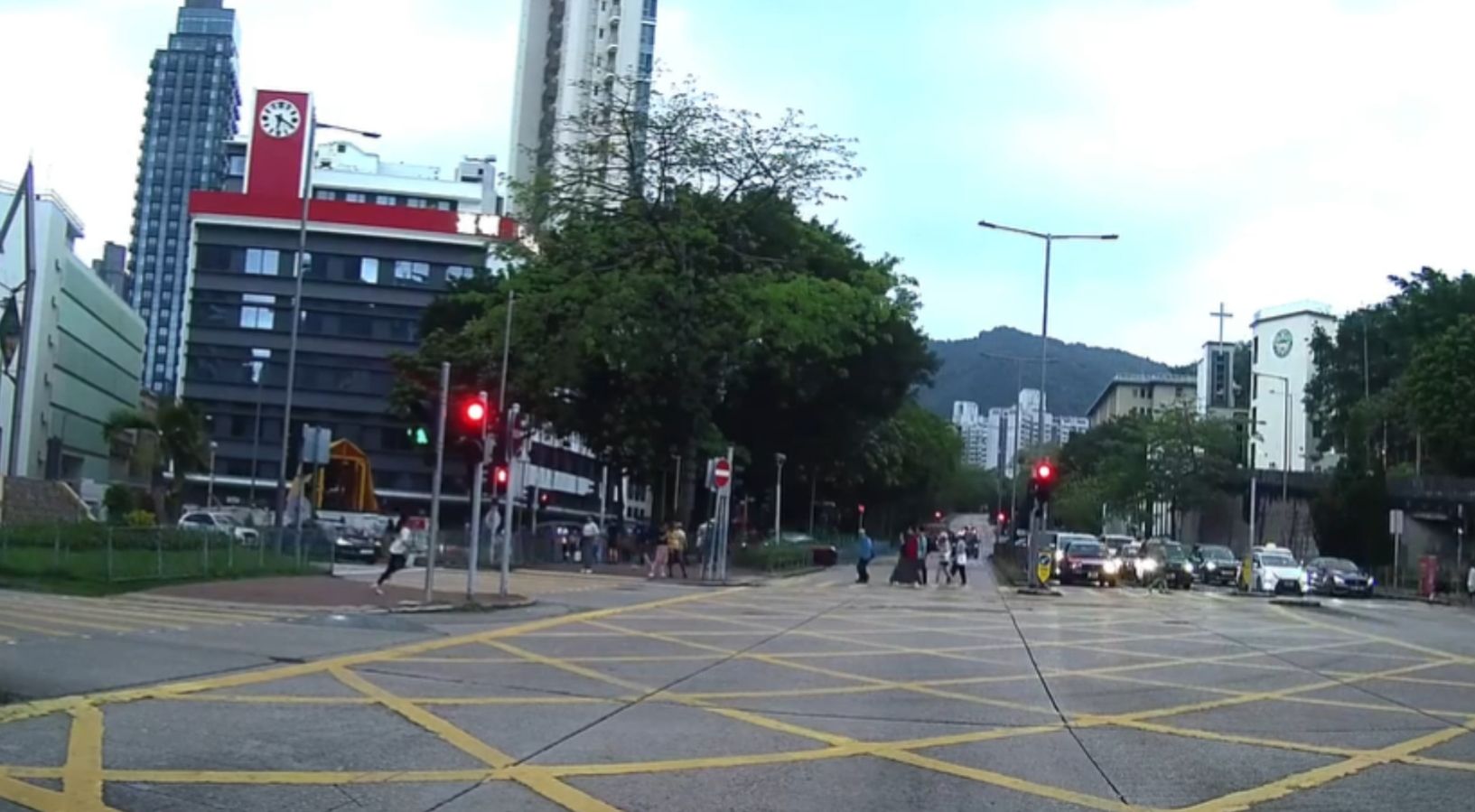 車Cam直擊｜深水埗妹妹漠視「馬路如虎口」　短跑連衝3馬路險被車撞