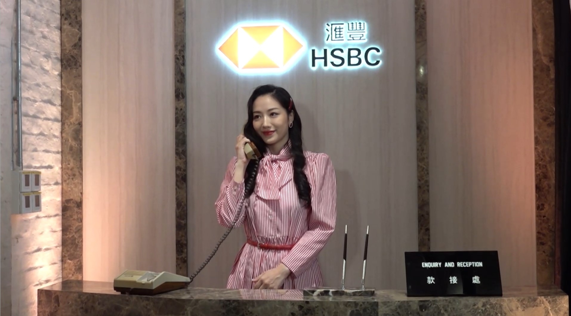 接待處櫃位重塑八十年代面貌，制服亦復刻當年款式。