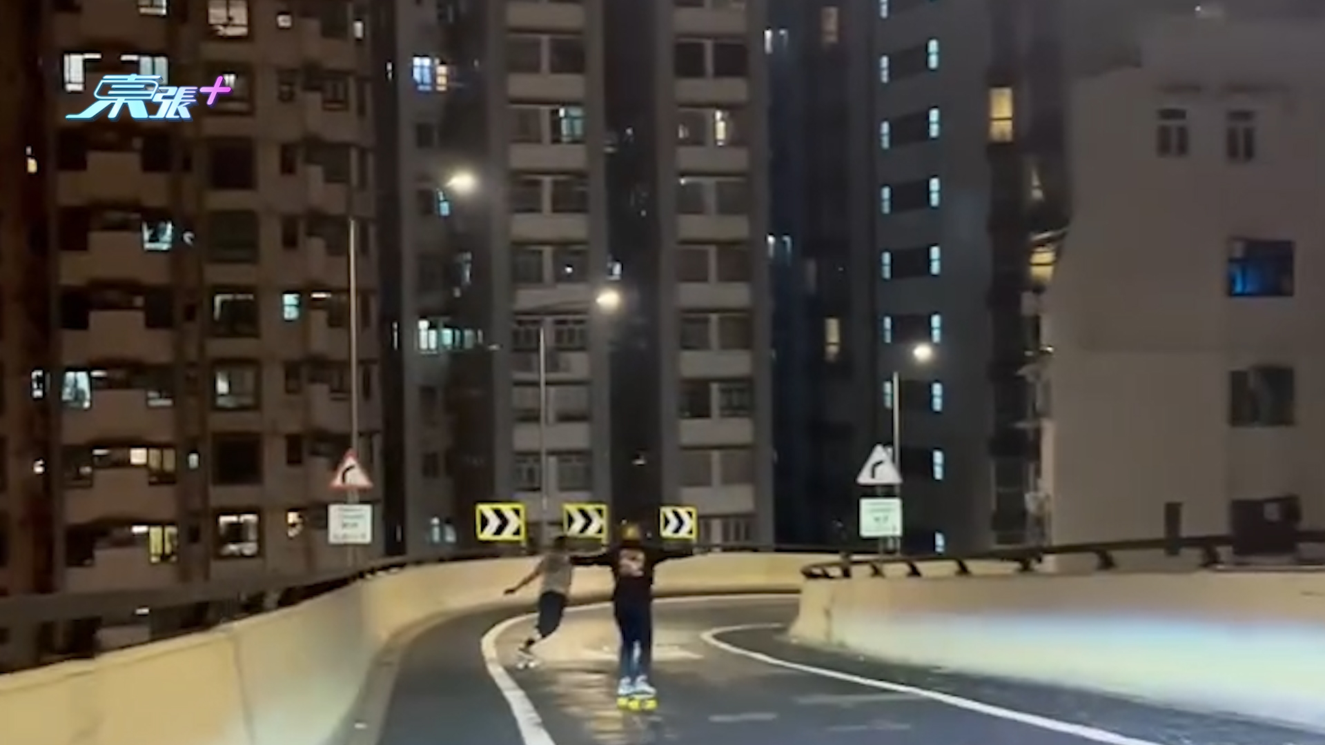 東張西望報料｜滑板友山道天橋公然踩板　高速落斜勁危險　有人聲稱已報警