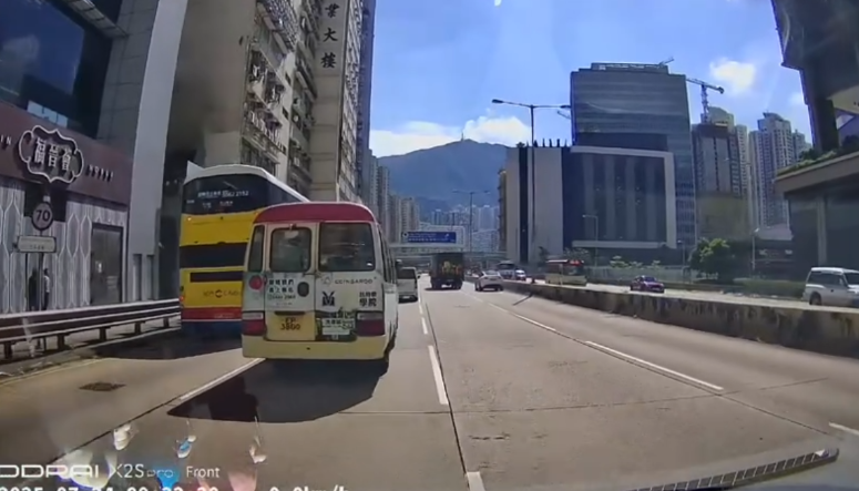 車Cam直擊｜新蒲崗馬路版「碰碰車」　貨車切線撞高速Tesla變自相殘殺