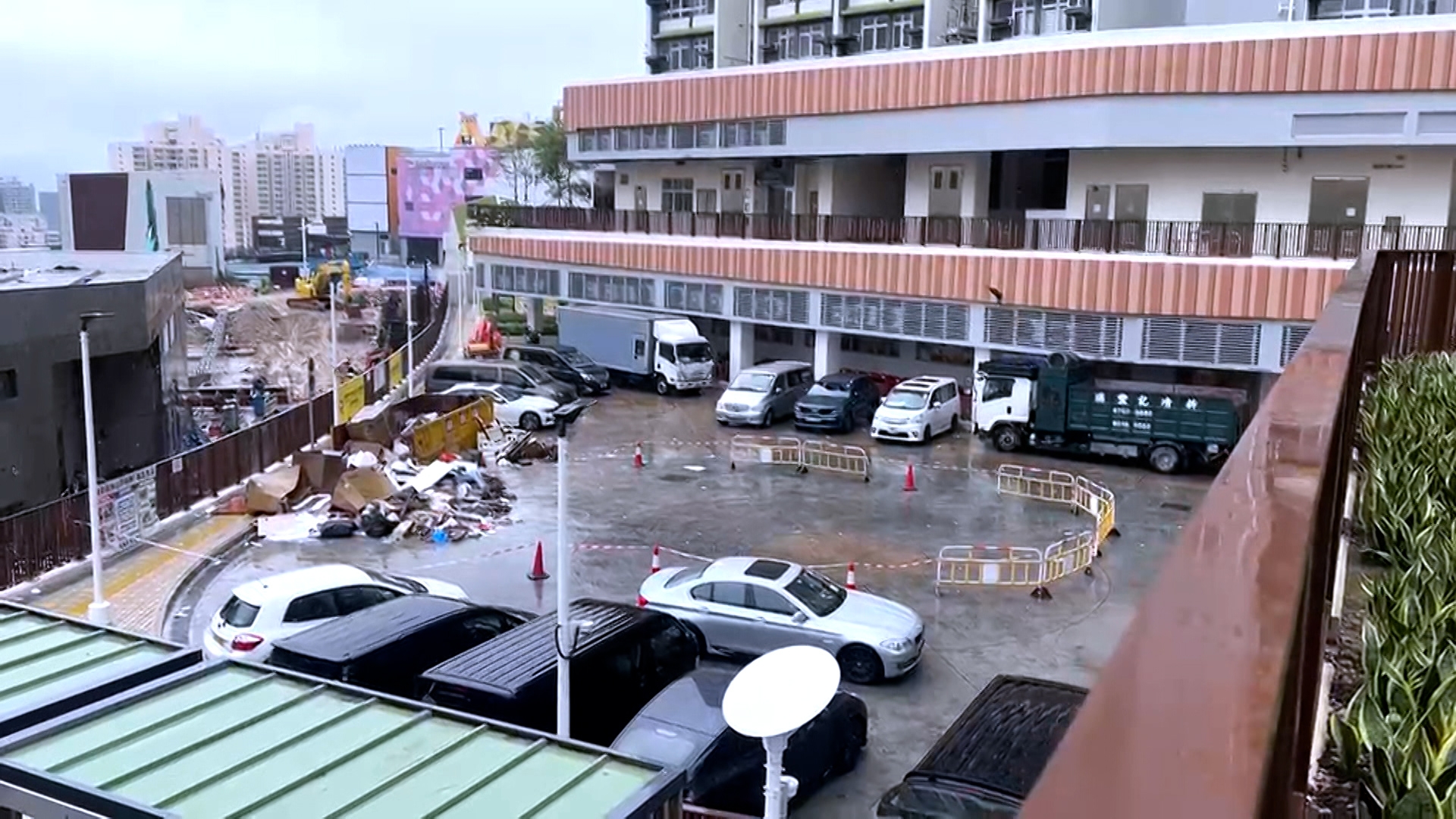 安達臣道安麗苑不少住戶向《東張西望》投訴，近期屋苑大部分範圍，尤其是停車場出入口，竟然淪為臨時停車場。