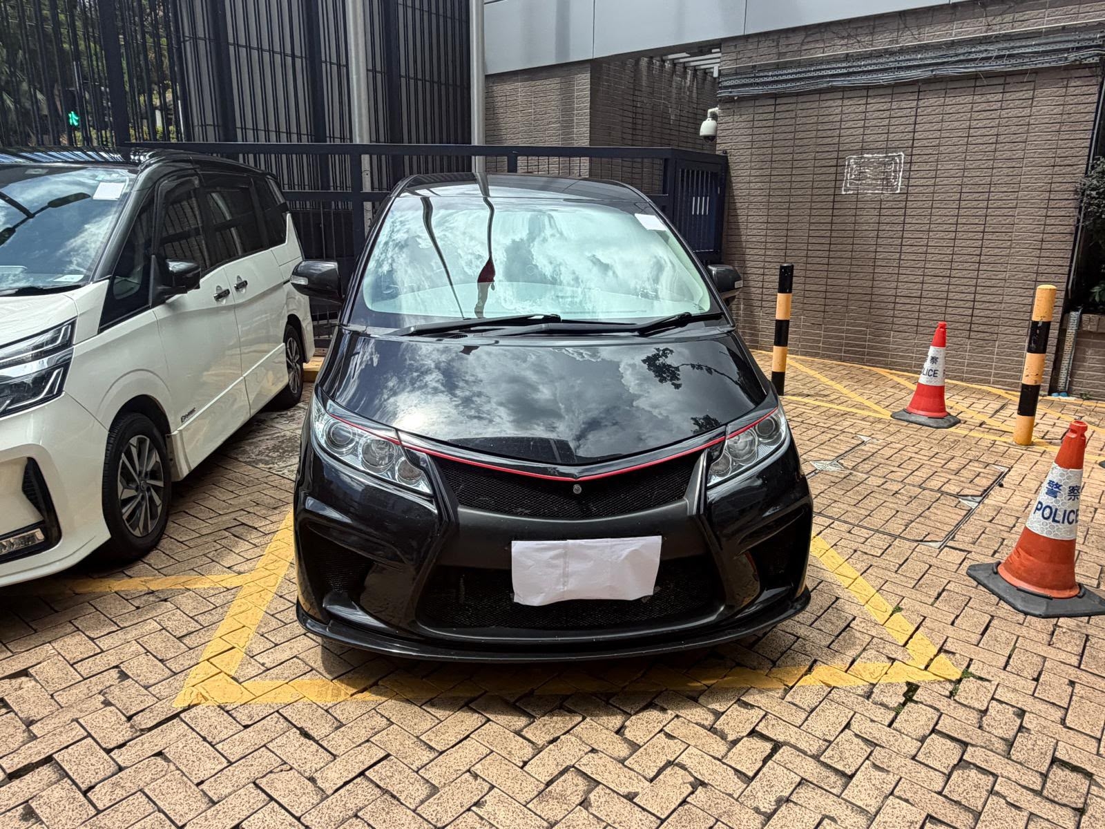 兩部涉案私家車已被扣查作進一步檢驗。