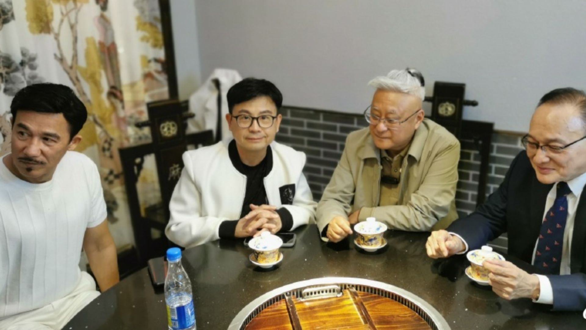 曹查理、李子雄及黃一山日前喺深圳出席一間餐廳開業活動擔任剪綵嘉賓。