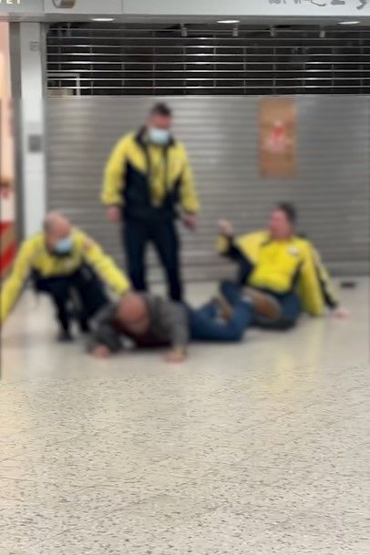 觀塘港鐵站爆4人混戰疑醉酒鬧事