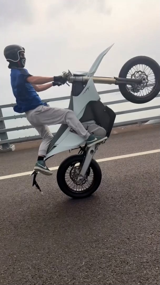 涉事男子騎電單車在昂船洲大橋上駕駛時，玩「後輪騎」（Wheelie）特技。（Instagram影片截圖／@surron_london）