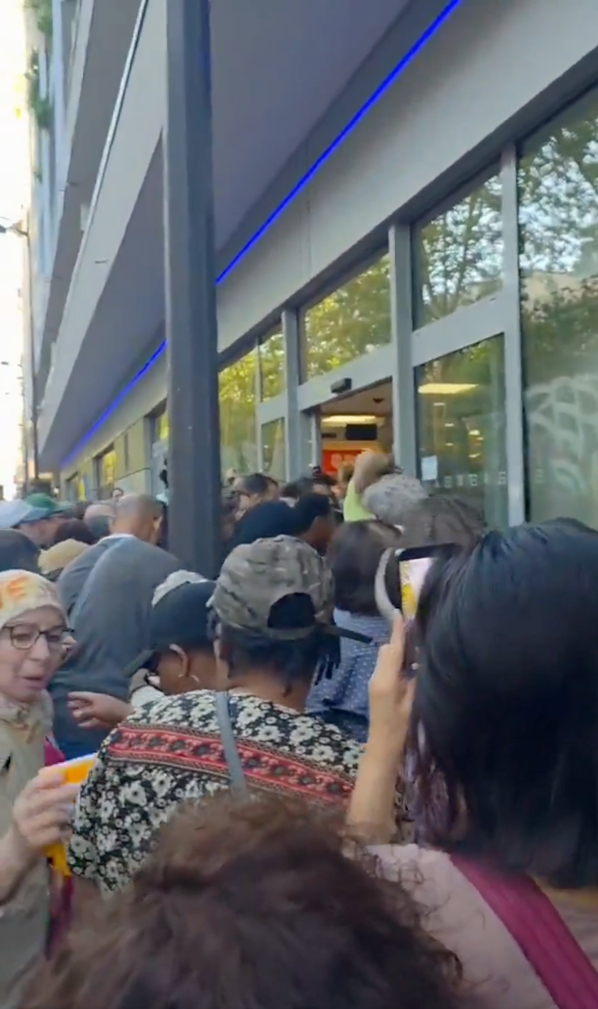 大批民眾湧入超市，爭相搶購平價冷氣機，期間爆發衝突。（網上圖片）