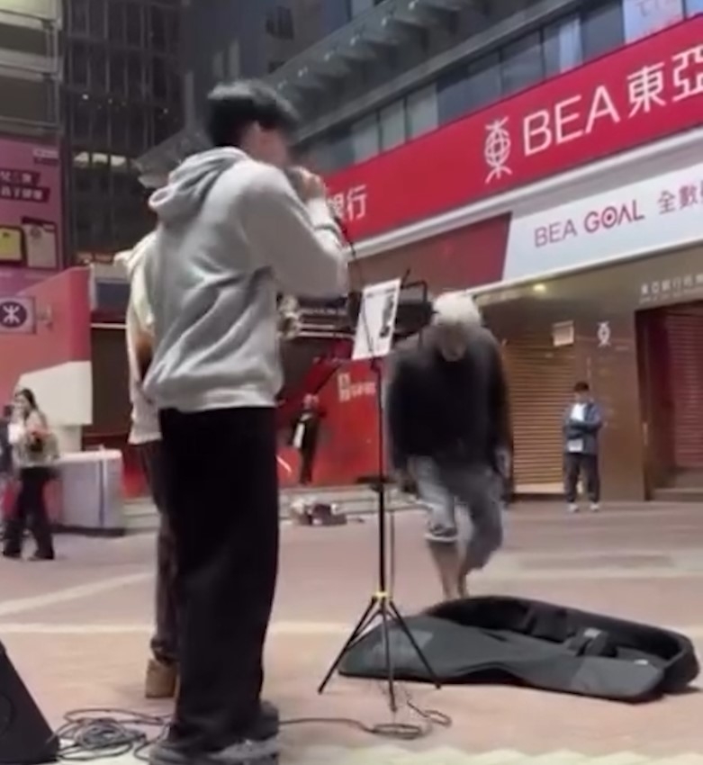 旺角Busking友遭阿伯「當眾偷錢」　主唱不滿高呼：攞返啲錢返嚟啊！