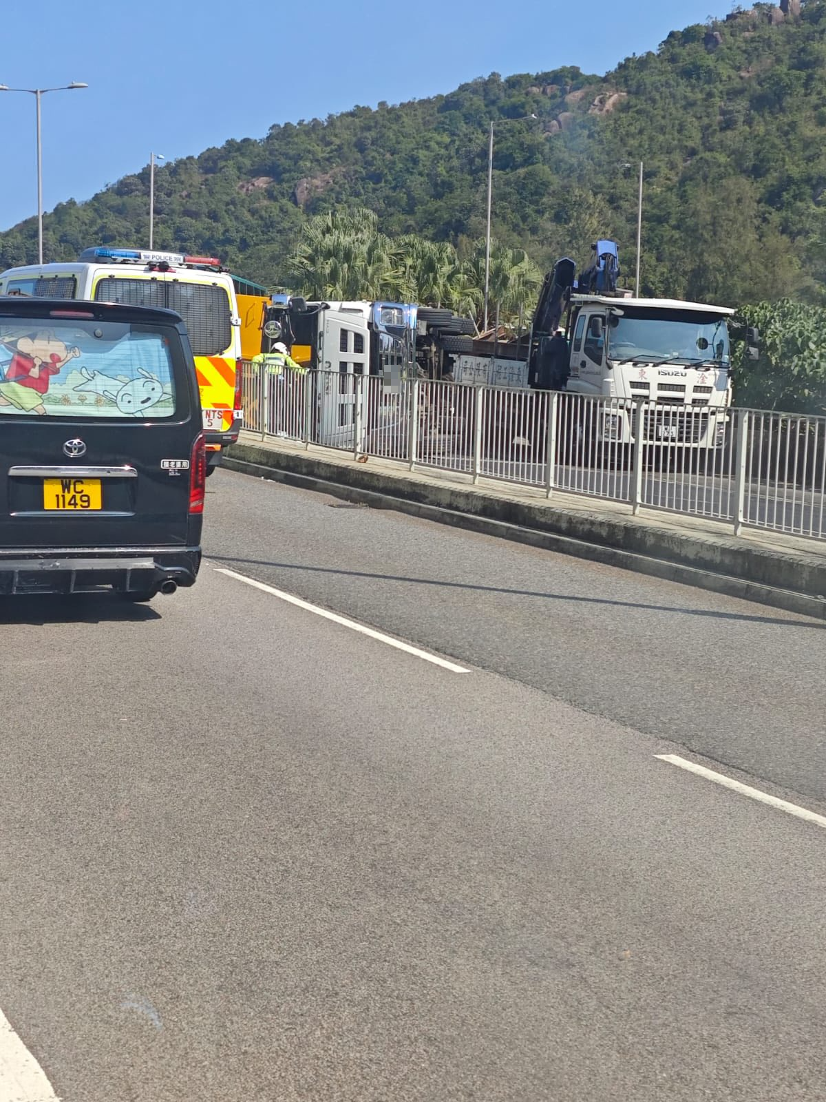 網上相片可見，涉事泥頭車貨斗上的工業廢料散落一地，阻礙兩條行車線。（Facebook 圖片／馬路的事 (即時交通資訊台)／Bosco  Chu ）