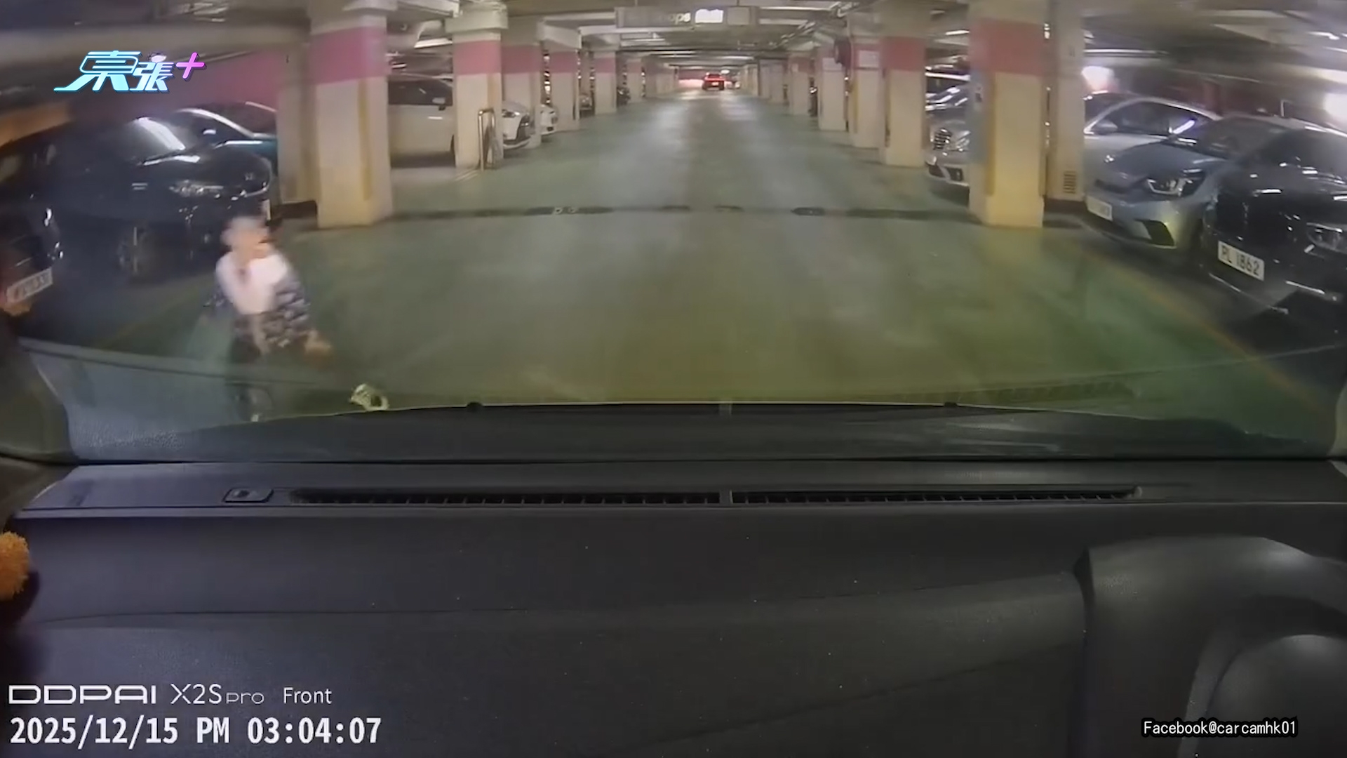 車Cam直擊｜細路停車場變「甩繩馬騮」　突衝路中心險被撞　網民：累死司機