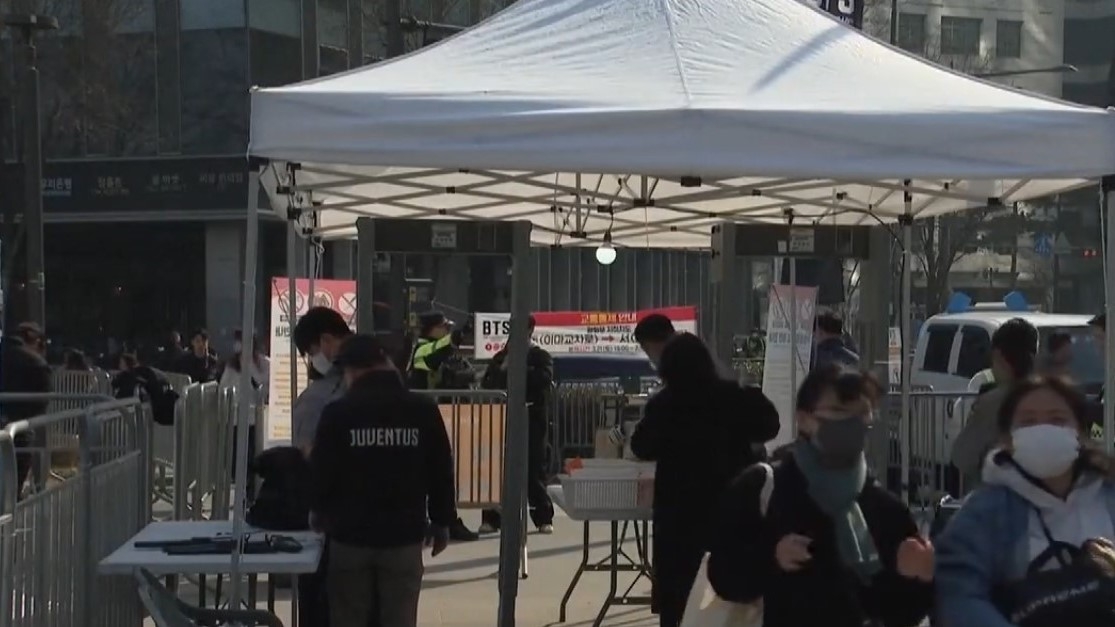 演唱會當地今晚8時舉行，警方今早6時起，在31個入口安裝金屬探測器，排查危險物品，同時管制周邊31座建築物，限制進出並封閉高層區域。（網上圖片）