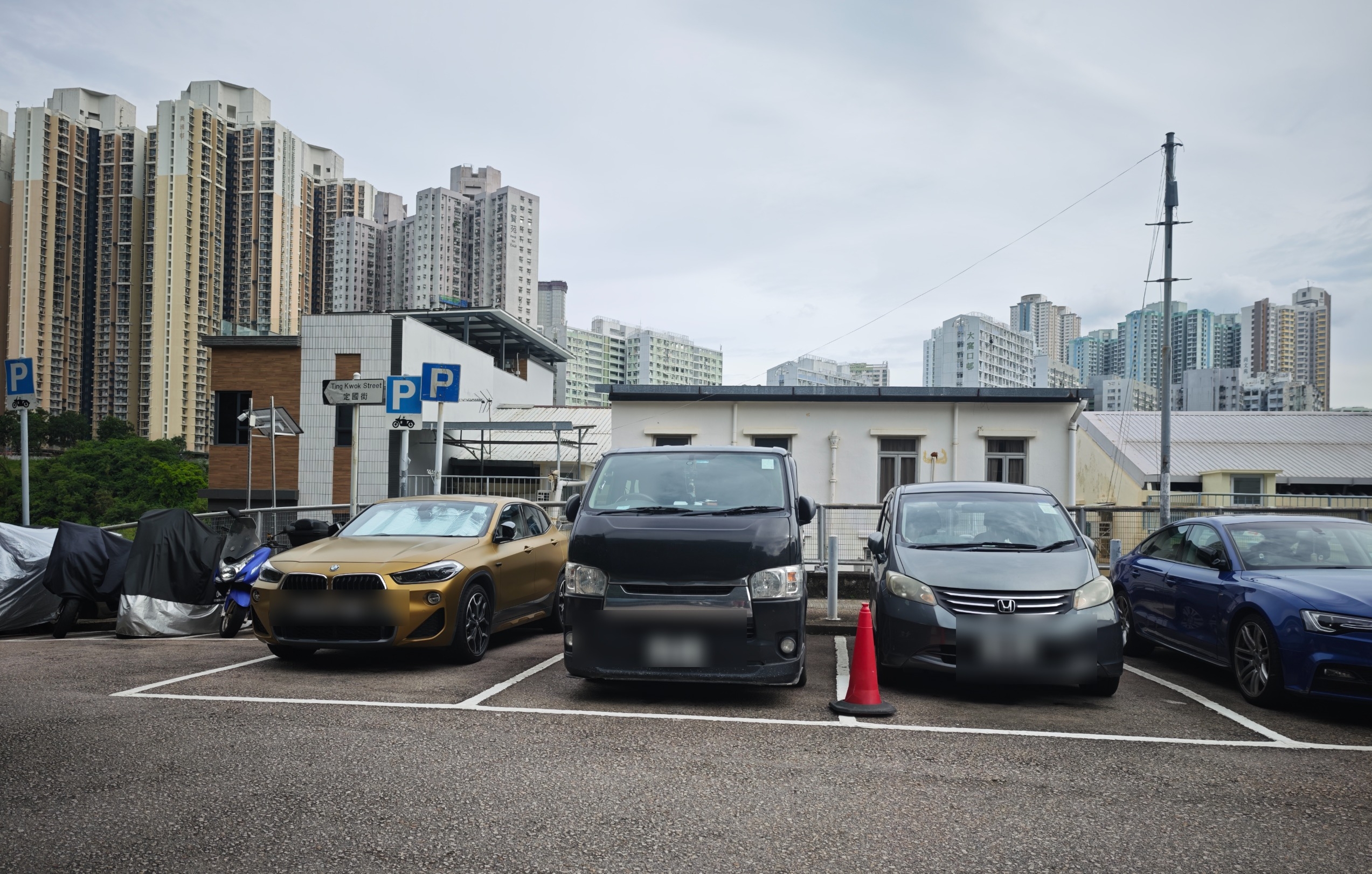 東張西望報料｜荃灣神秘免費車位變私家停車場？街坊控訴車霸長泊數日兼投訴無果 （觀眾陳先生報料提供）