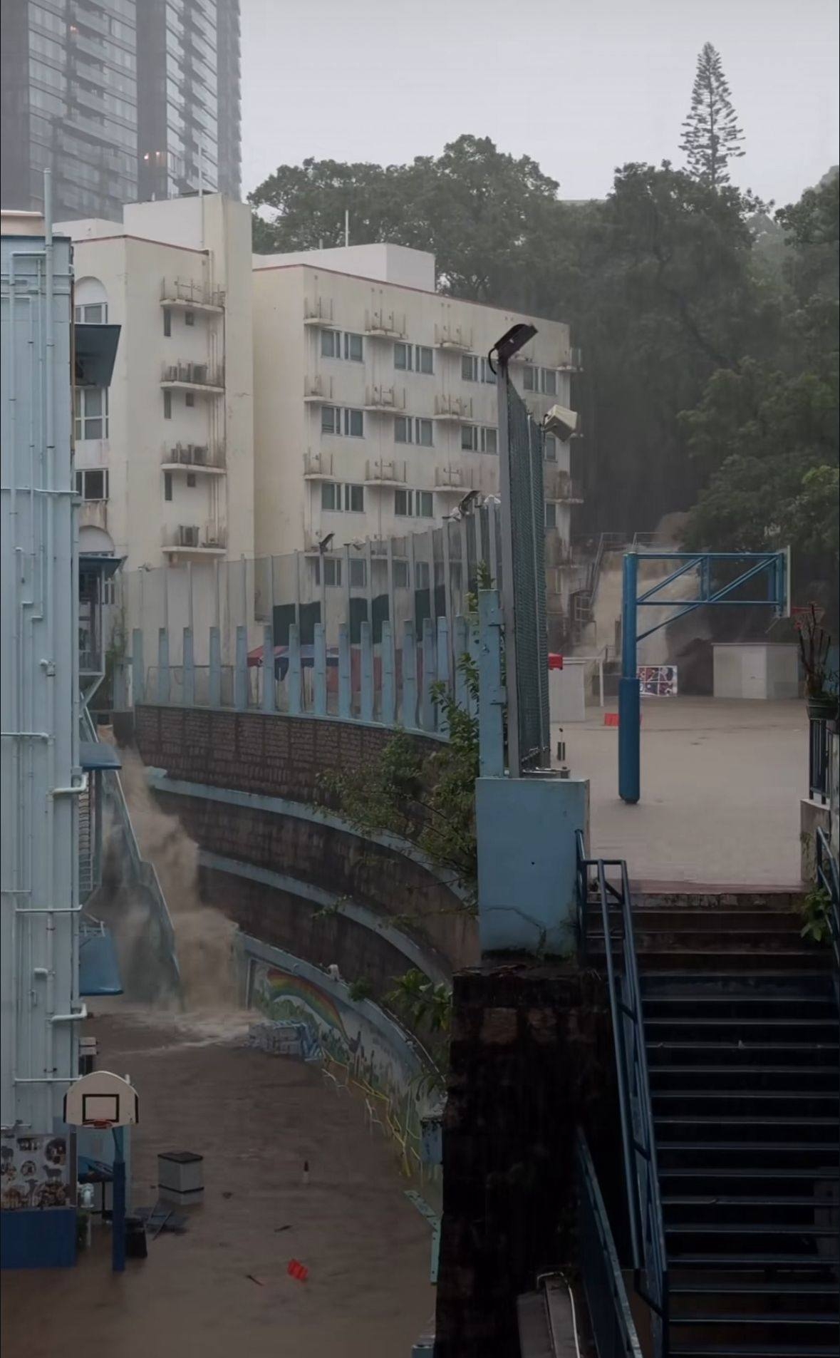 泥水亦隨著校園內的樓梯向下沖，形成「瀑布」景象。
