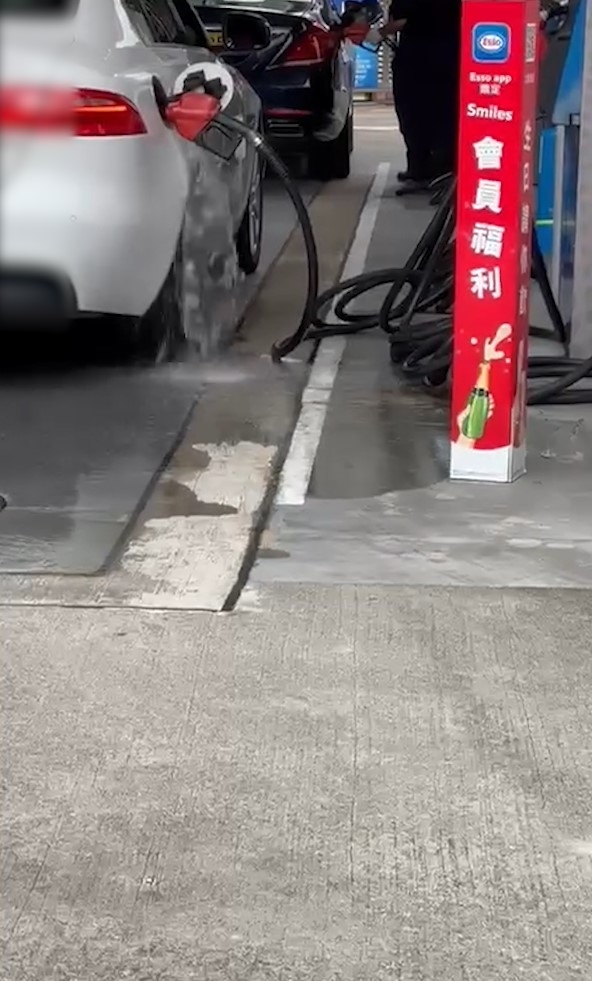 私家車油站入油「入爆油缸」汽油溢出勁危險　片大聲提職員惟無人理會