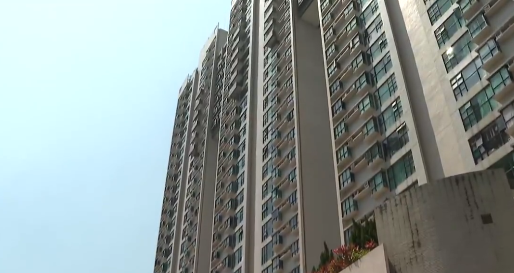 荃灣2歲男童墮樓亡　據悉客廳沒安裝窗花　警拘父母涉「疏忽照顧」