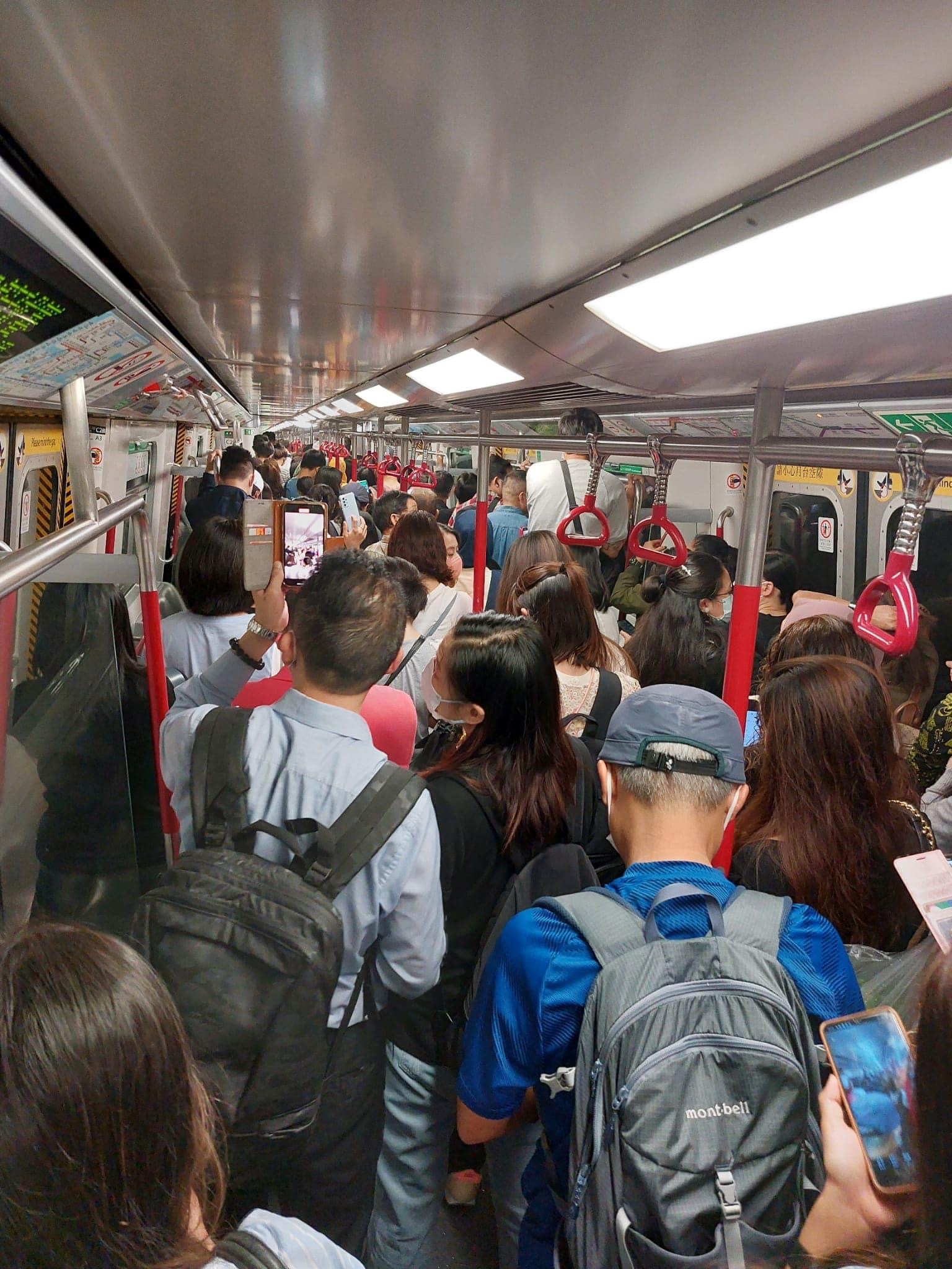 大批市民滯留於車廂