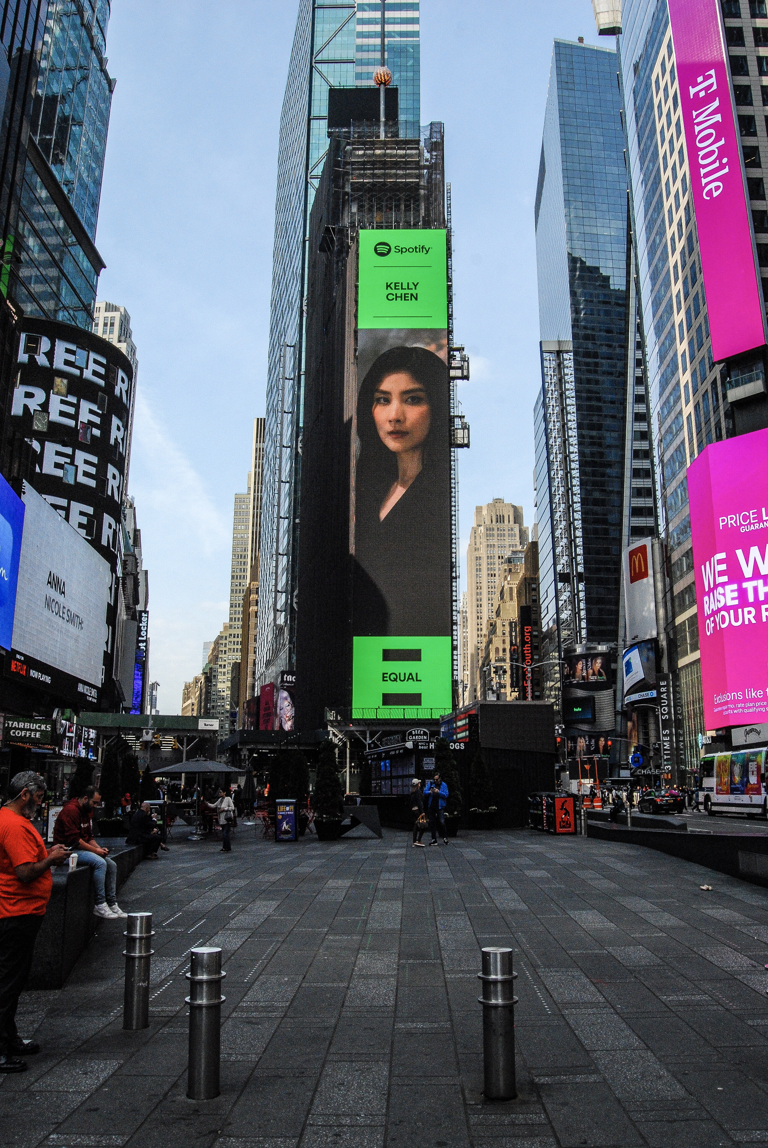 Kelly登上位於紐約Times Square嘅巨型LED屏幕！