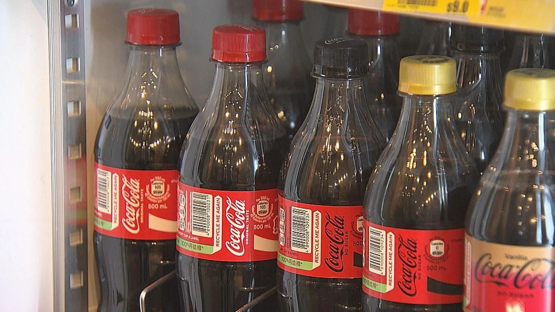 63歲退休離婚漢與超市職員爭執後，涉把尿液加入樽裝汽水後放上超市貨架，之後有男童買到含尿液的可樂。涉事男子其後被捕，被告今日（1月27日）在九龍城裁判法院承認兩項罪名。（資料圖片）