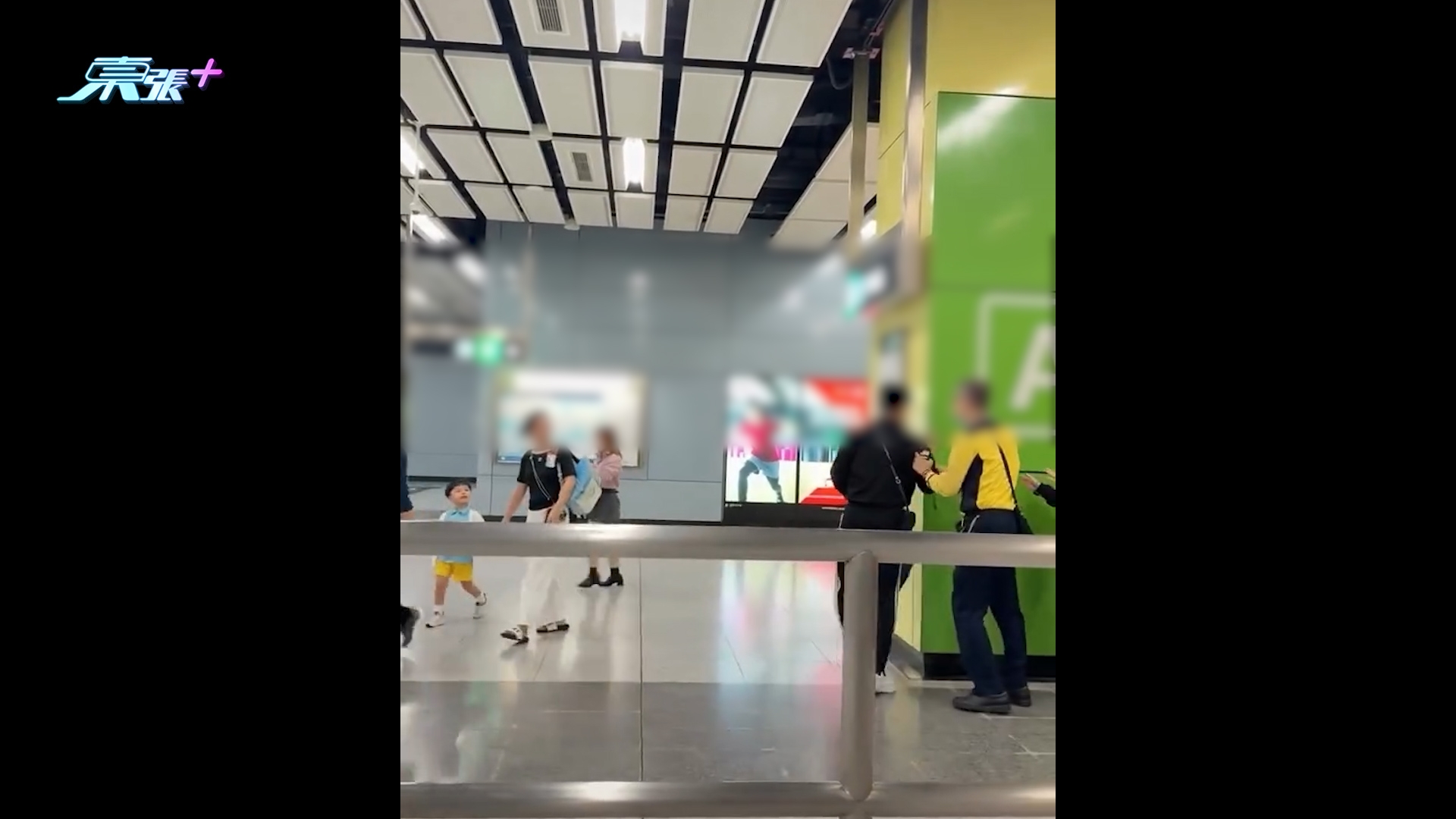 港鐵南昌站男乘客疑用優惠價坐車「斷正」　職員起槓推撞惹網民熱議