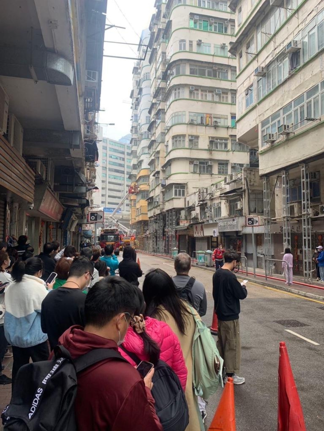 火警單位附近有許多途人駐足圍觀。網上圖片
