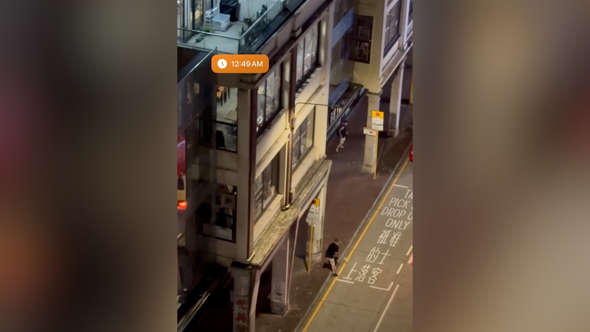 最後對方用鐵棍挑起黑衣男遺留在行人路的鞋子，扔出馬路。