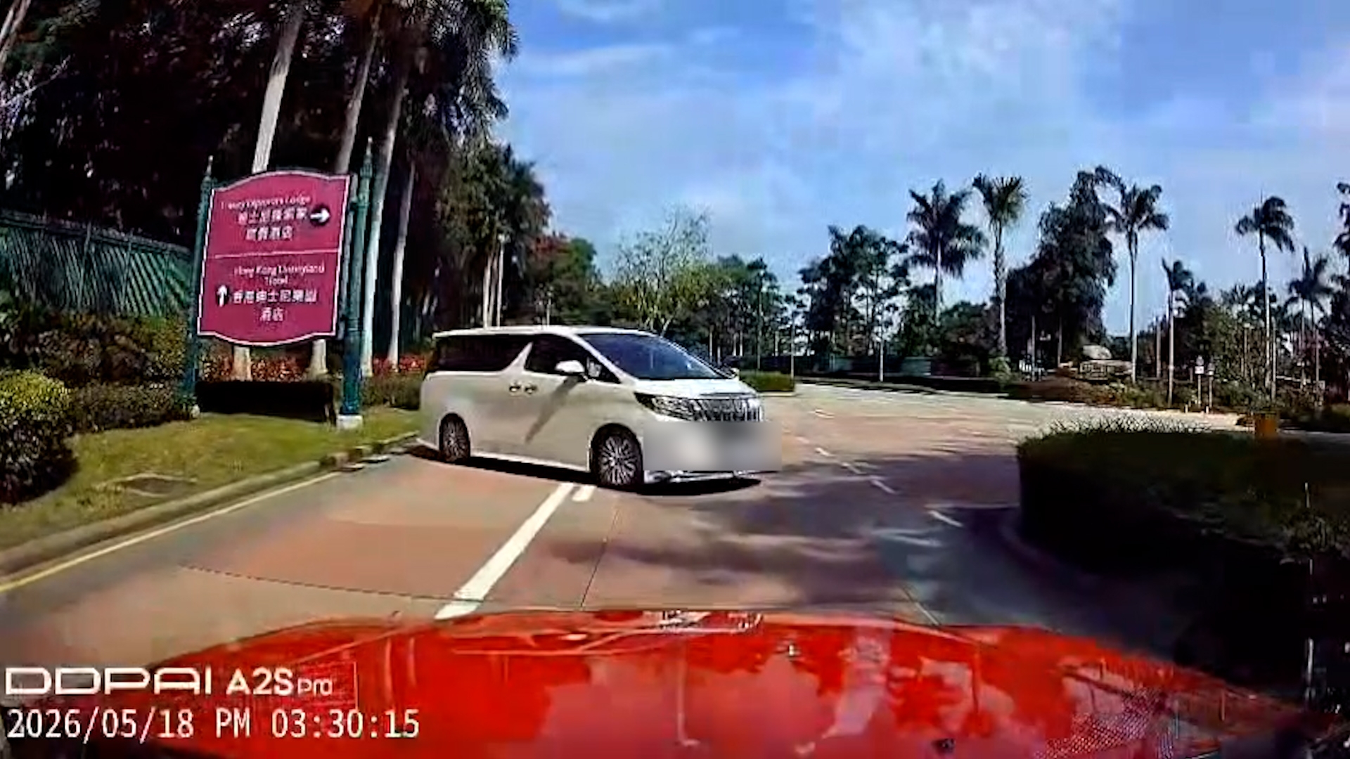 車Cam直擊｜中港車迪士尼外圍逆線行車　的哥網上發帖被勸包容 （車cam L（香港群組））