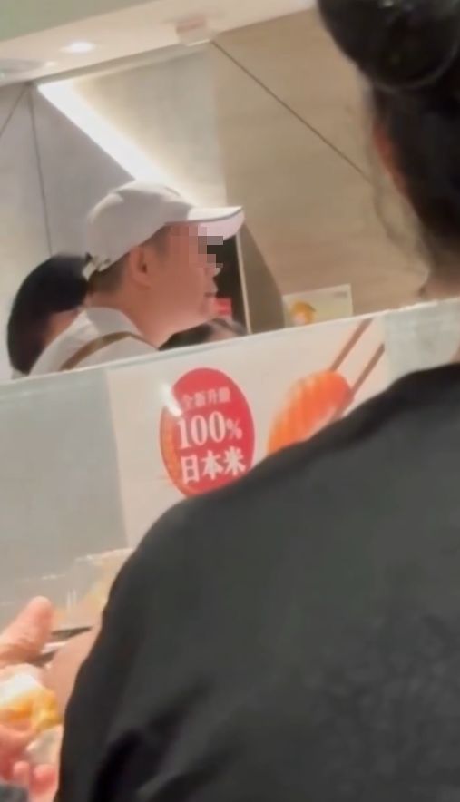 有片｜大叔爭鮮店內爆粗大鬧更掟錢辱女店員　食客狂轟「影衰香港人」
