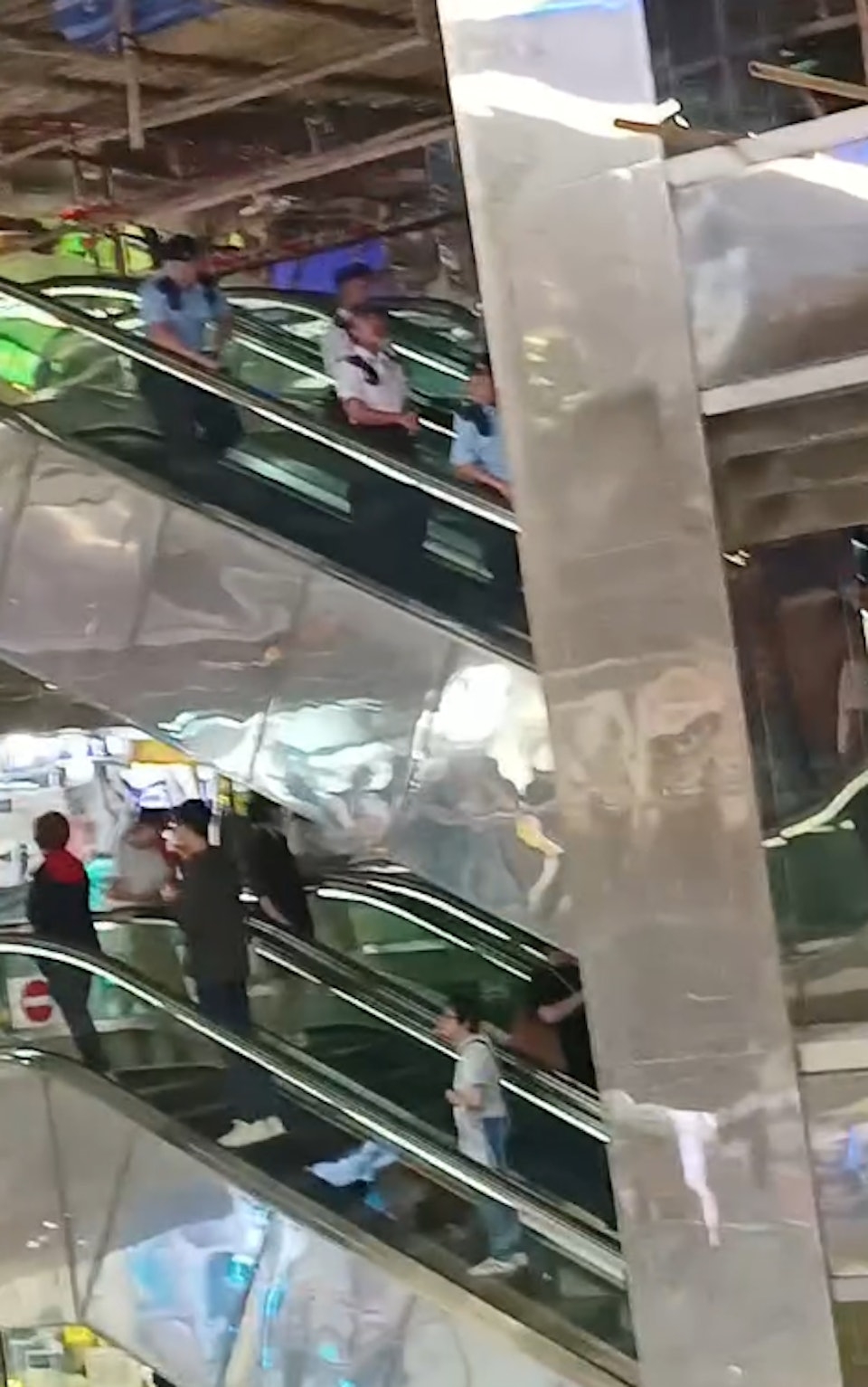 葵青警區昨帶多隊人到場