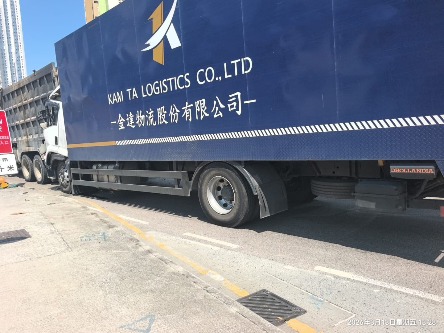 貨車駕駛室嚴重損毀凹陷。（Facebook圖片／車cam L（香港群組）／Bosco Chu）