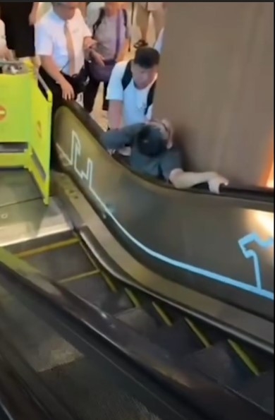 屯門七旬翁為「執菜」慘被卡扶手電梯側　網民：好奇點樣夾入去