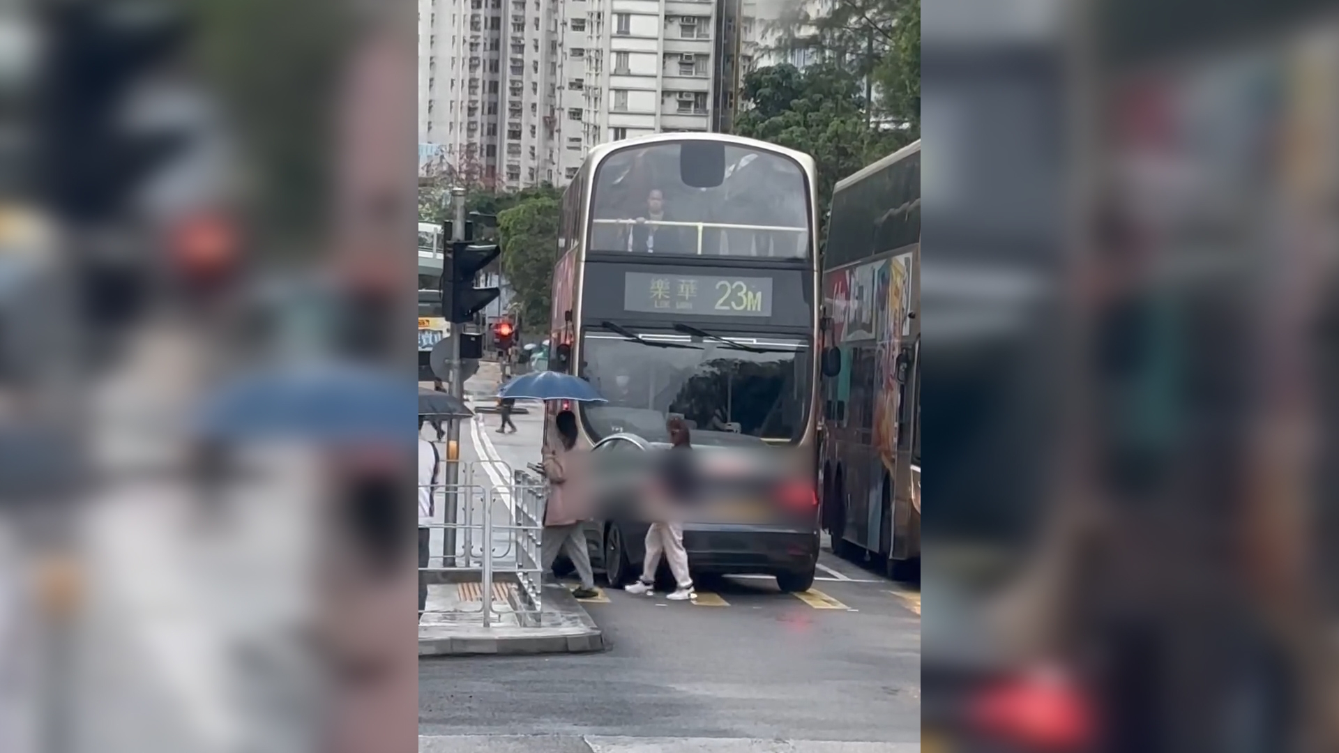 Tesla車「逆線行駛」擋巴士一幕網絡瘋傳　片主：仲想攝安全島過去