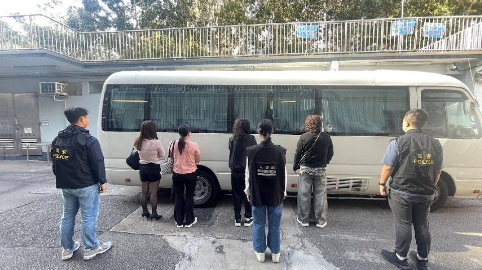 行動中，人員共拘捕15人，包括12名內地女子、一名內地男子及兩名印度及孟加拉籍男子，年齡介乎31至63歲，分別涉嫌「違反逗留條件」、「逾期居留」及「非法入境」被捕。（警方圖片）
