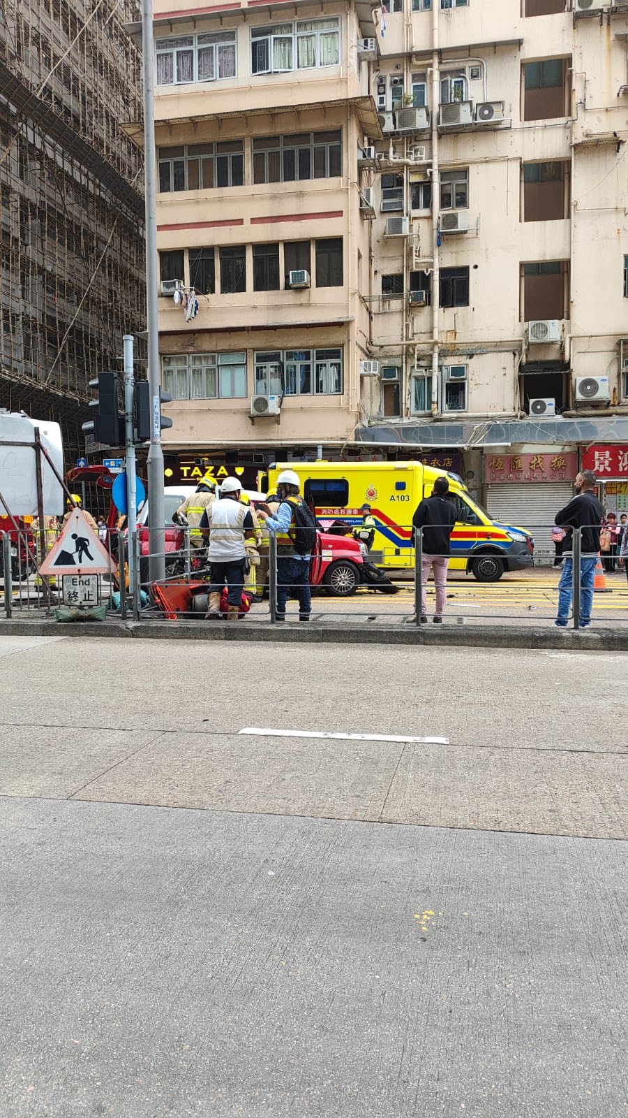 救援人員接報到場。（Facebook圖片／車cam L（香港群組）／Bosco Chu）