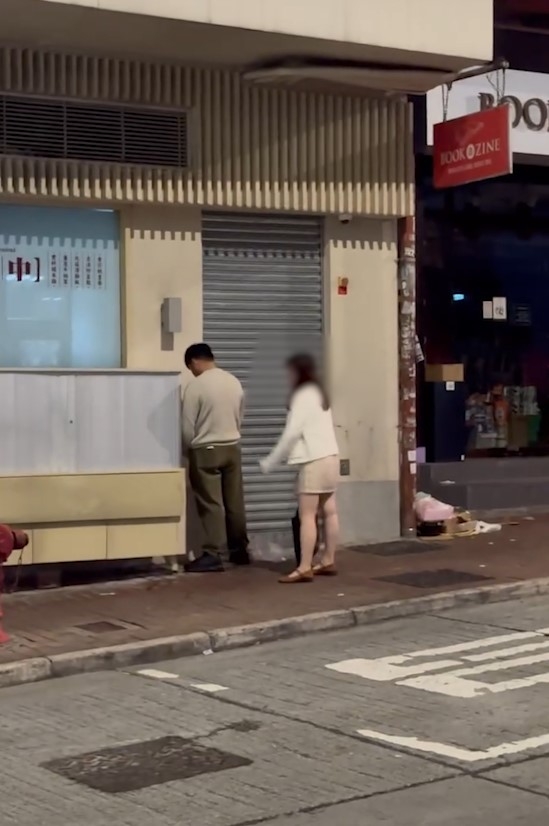 中環港男大街大巷脫褲隨地小便全被拍　網民狠批：一啲羞辱心都冇