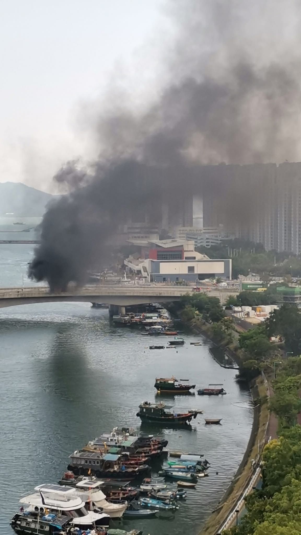 起火垃圾車冒出濃煙。（Facebook圖片／真．屯門友）