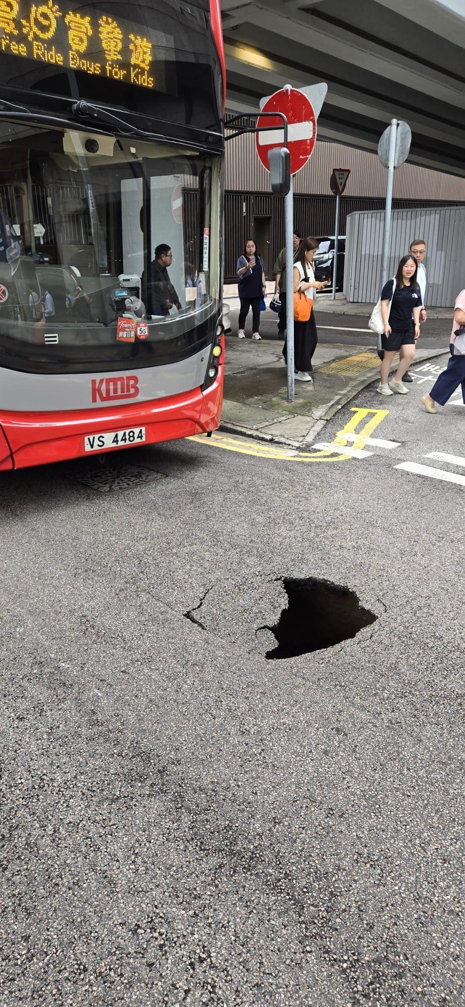 今日（8月20日）早上8時許，灣仔告士打道近馬師道發生地陷。（Facebook圖片）