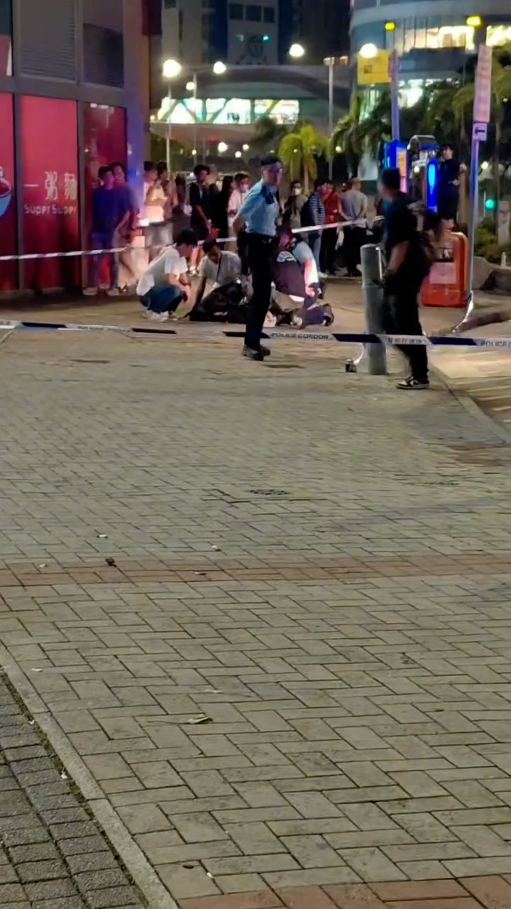 多名警員合力將男子按地制服，警方在現場拉上封鎖線，有大批途人駐足圍觀。（Threads影片截圖／lovelypuresoul_1229）