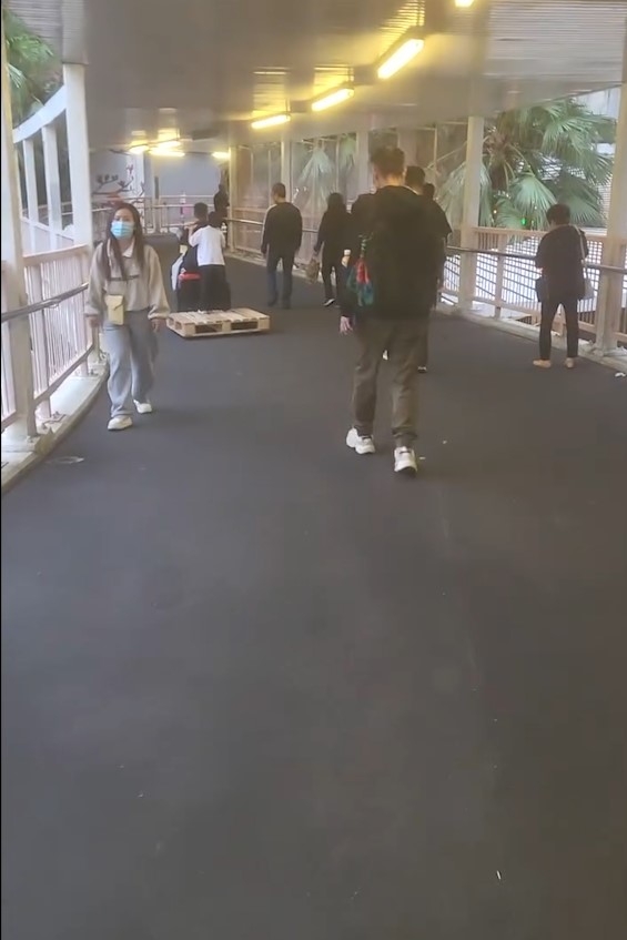 荃灣大河道天橋大人細路玩電動唧車，網民正反熱議，「放鬆啲啦香港人」。 (Facebook@ExcitingHummingbird4572V)