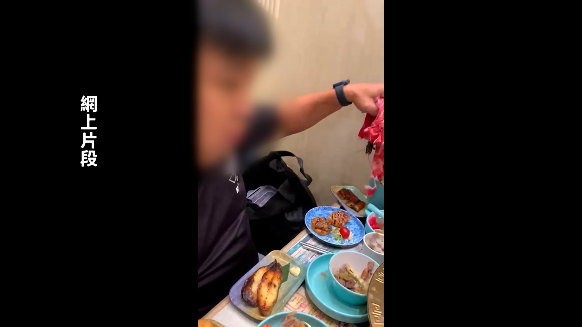 涉事男子竟然徒手從袋中拿出一堆肥牛，可能是太緊張的關係，不記得自己的手剛拿過生牛肉，之後再摸自己的頭。