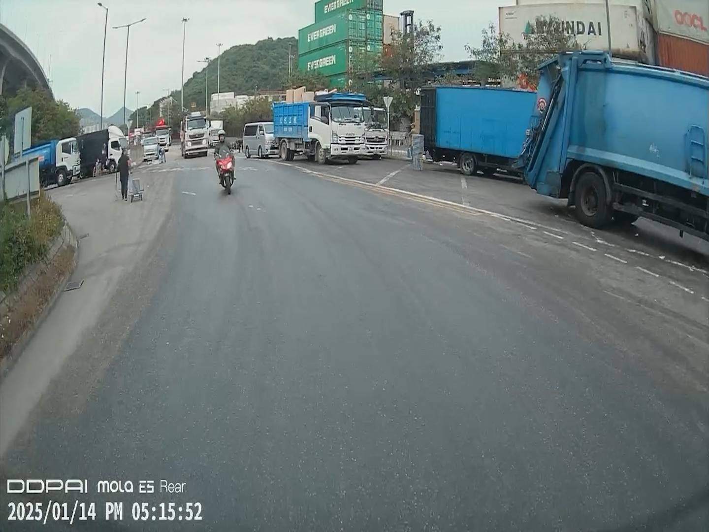 葵青鐵騎士路面跣親險被泥頭車輾過