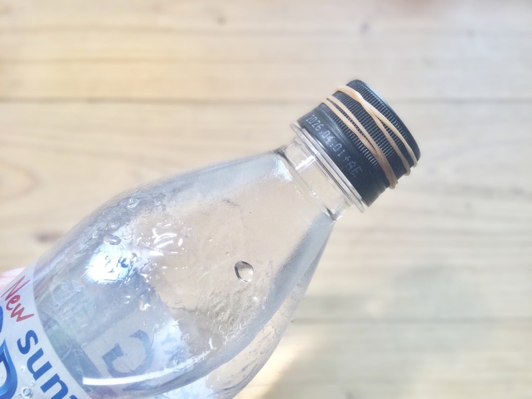 ペットボトルのフタに輪ゴムを巻く